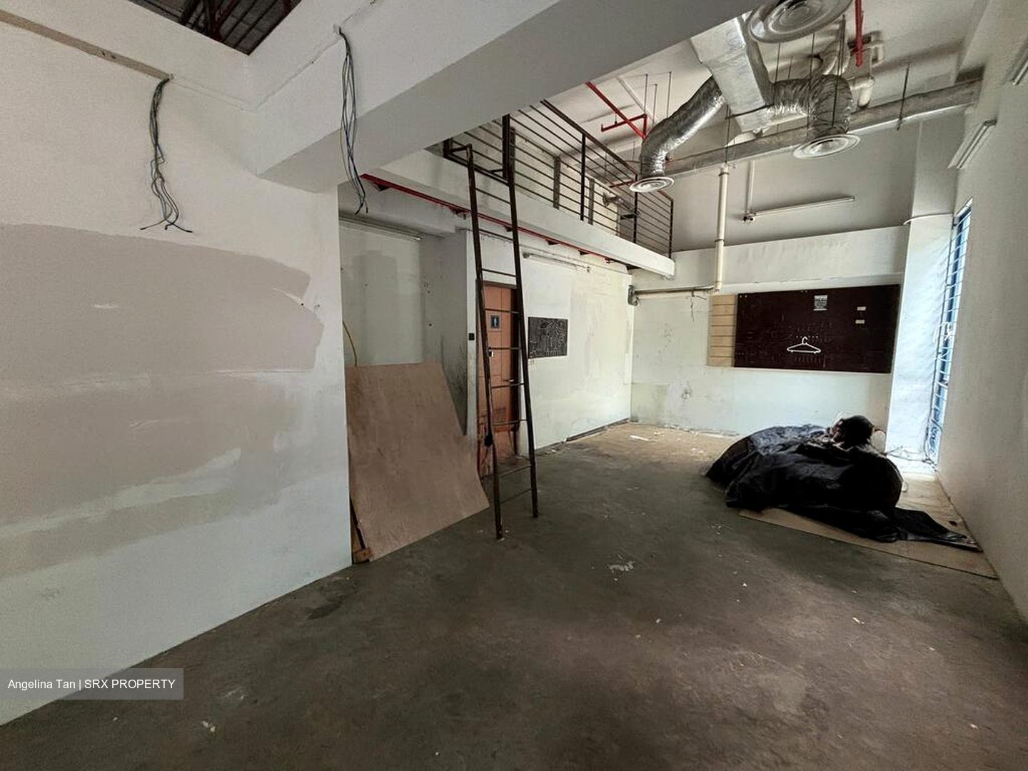 Shell Service Station (D3), Warehouse #525689051